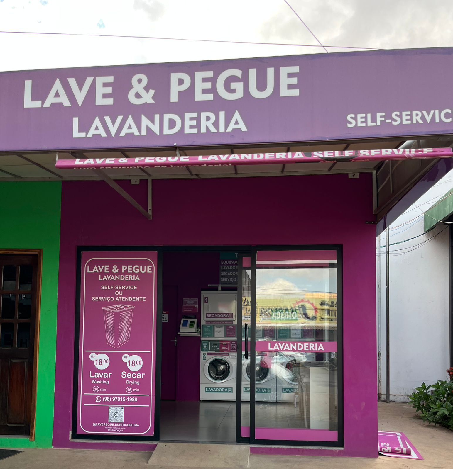 Fachada de uma lavandaria Lave & Pegue